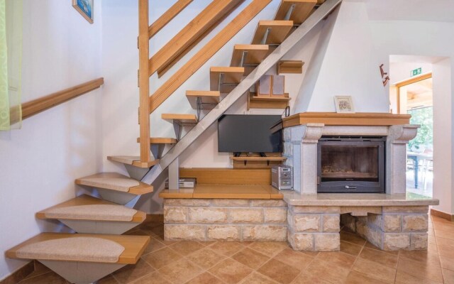 Beautiful Home in Liznjan With Wifi and 3 Bedrooms