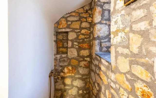 Stone Farmhouse in Groves - Sea Mountain Views