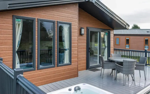 Lilac Lodge with Hot Tub