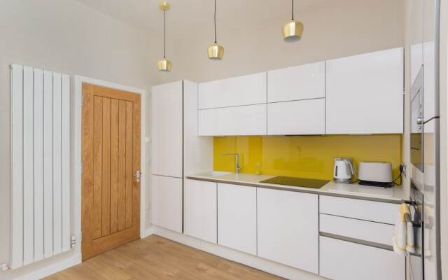 402 Dean Park Mews Apartment