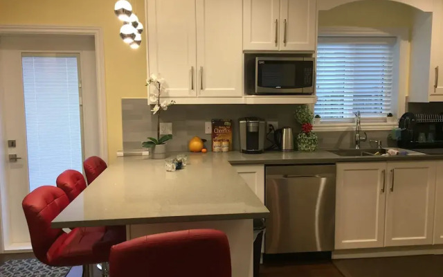 Arbutus Rose House by Elevate Rooms