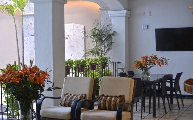 Hotel Eloisa - Near Playa de los Muertos