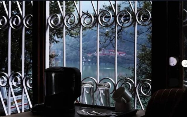 Oak Shade Hotel