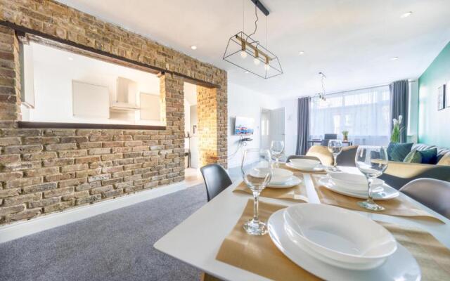 Spacious Modern 3 bed House Near Heathrow Airport