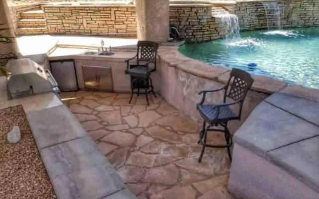 Ultimate Backyard-Pool/Spa. Slide. Lakeview. Ball