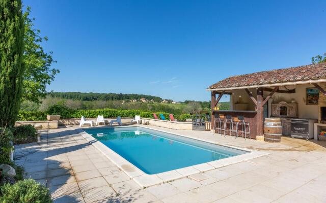 Fantastic Holiday Home in Dégagnac with Jacuzzi