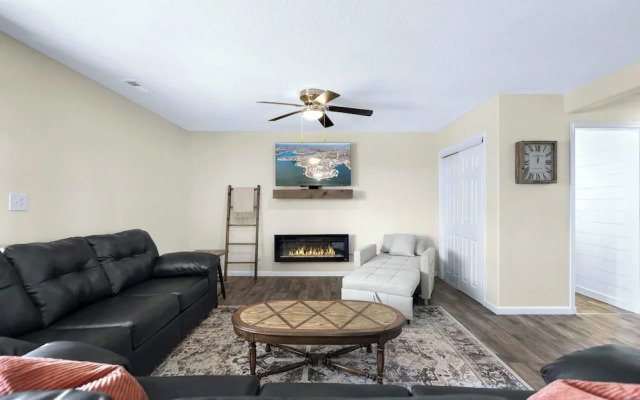 White Oak Landing Spacious 6 BDR w/ Boat Slip!