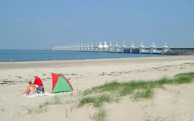 Green White Hotel Restaurant