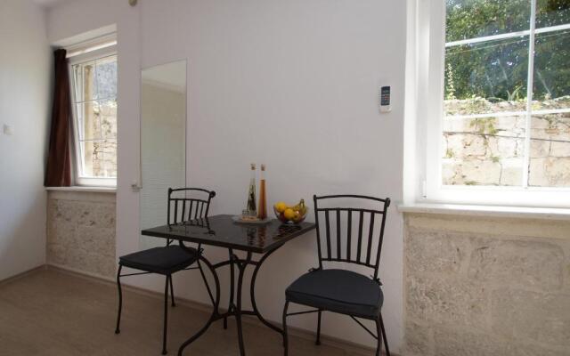 White House Apartments