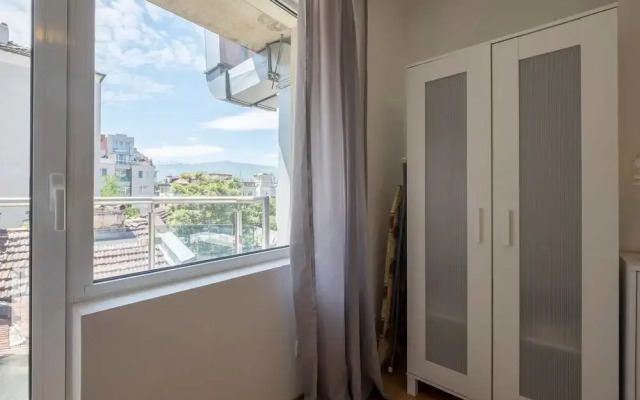 FM Economy 2-BDR Apartment - James Bond's