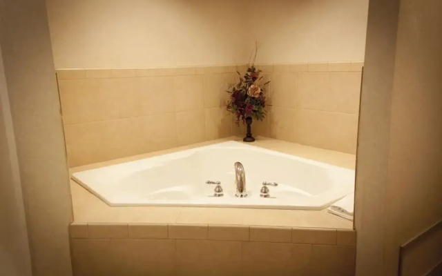 Econo Lodge Inn And Suites