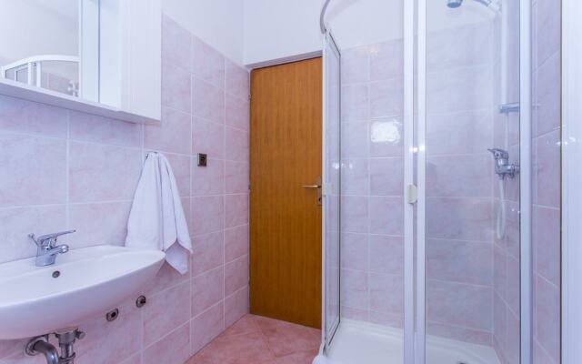Apartments and Rooms Slavica