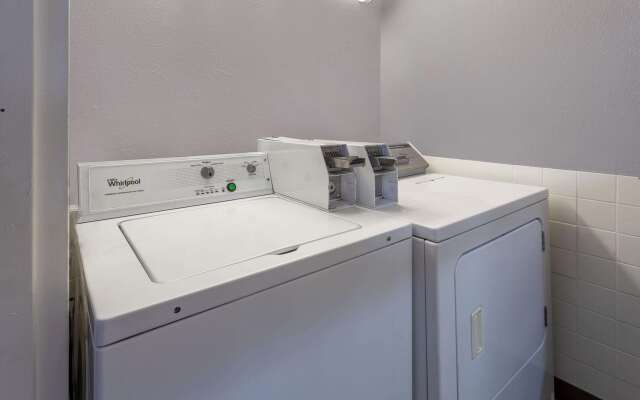 Отель Super 8 by Wyndham South Holland