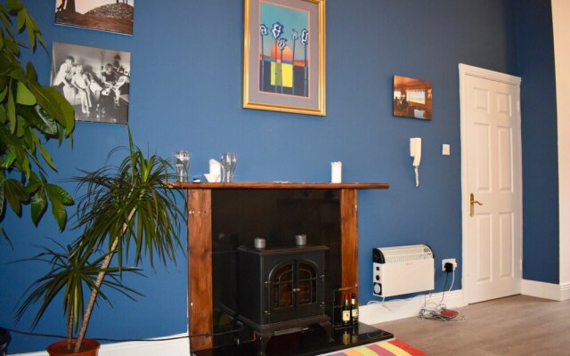 Central 1 Bedroom Apartment With Lively Decor