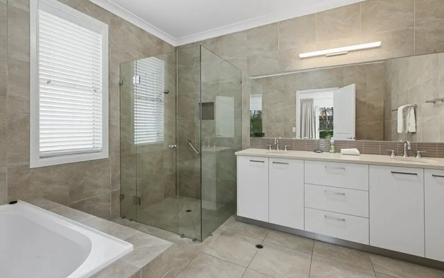 Perfect Family Holiday Home on Noosa Sound - 3 Key Court