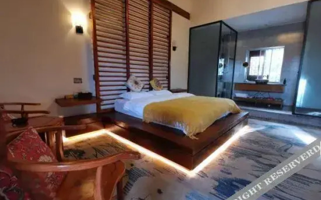 Jianshui Yanqitang Private Courtyard Inn (Jianshui Ancient City Small Train Store)