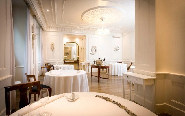 Royal Palace Luxury Suites & Hotel