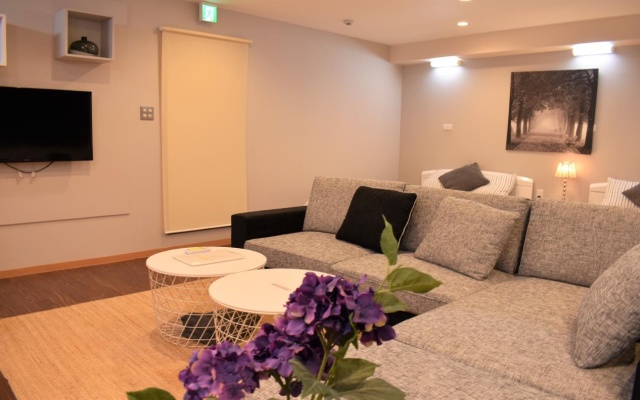 Kitashinchi Apartment – Guest Rooms – Osaka