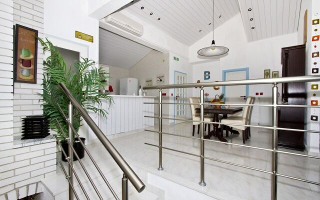 Luxury apt w Pool, 3 Balconies, Terrace & sea View