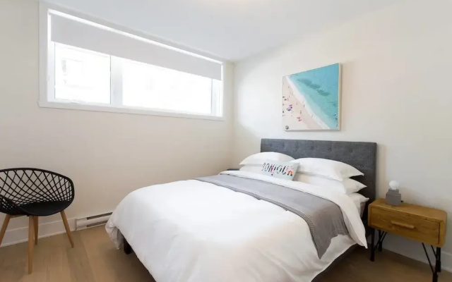 Perfect 2 Bdr, 2 Bath Landing for the Family