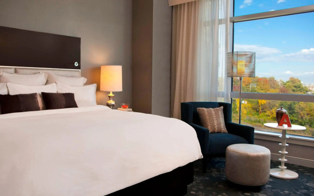 Renaissance Arlington Capital View Hotel