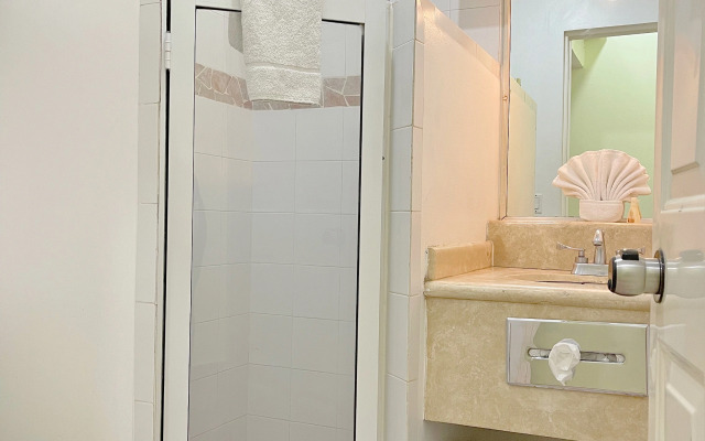 Seven Crown Express & Suites by Kavia