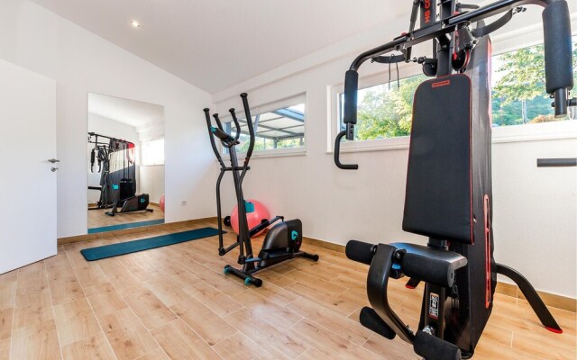 Amazing Home in Siveric with Hot Tub, Sauna & WiFi