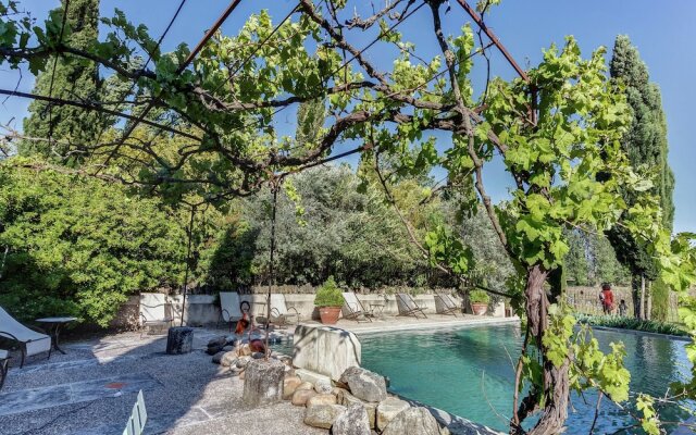 Rustic Cottage in Oppede With Shared Pool