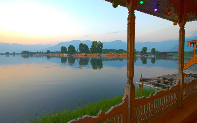 Houseboat New Golden Flower