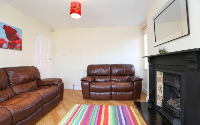 3/4 Bed House 2 Bathroom off Road Parking