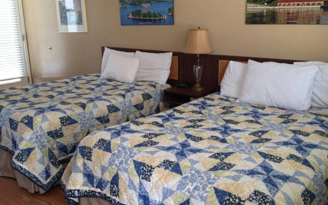 Boathouse Country Inn