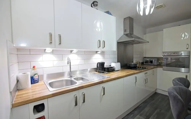 2 Bed Apt - Free Parking - Close to City Centre