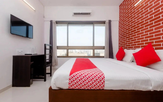 OYO 30597 Pleasant Apartment Malad East