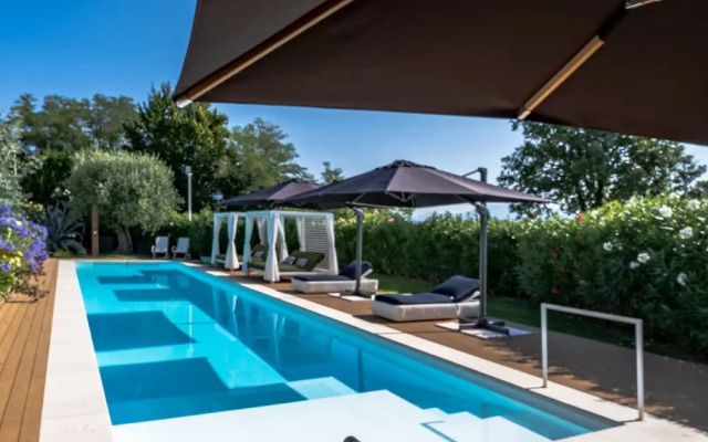 Charming Green and Blue Villa by Wonderful Italy