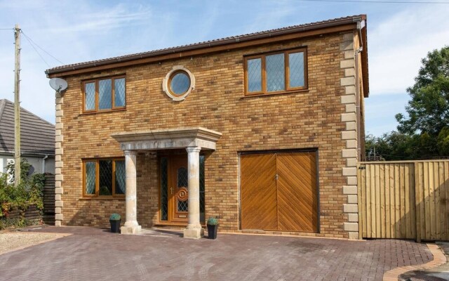 4 Bed House with Swimming pool and Sauna