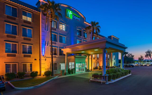 Holiday Inn Express Hotel & Suites PEORIA NORTH - GLENDALE, an IHG Hotel