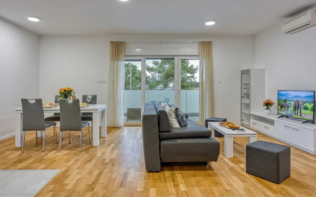 Cikat Bay Modern Apartment