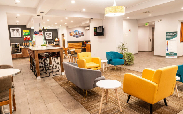 Quality Inn & Suites Oakwood Village - Cleveland South