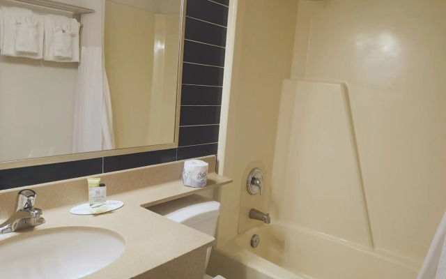 Travelodge by Wyndham Edmonton West