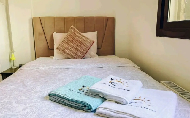 Villa for 9 Guests, Pool, Parking, Walk to Beach
