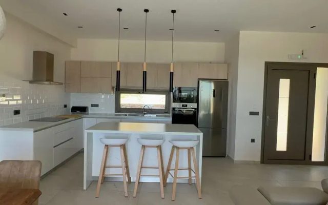 Luxurious Villa Retreat in Lourdata