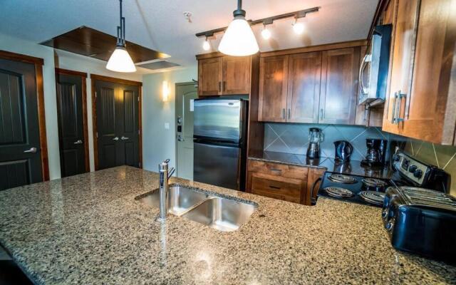 Spacious 3BR 2BA Penthouse with Mountain Views