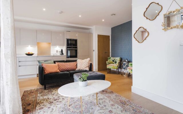 Rosy and Cosy West London Apartment