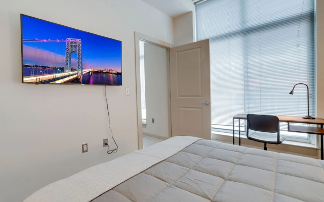 Fantastic Condo at Crystal City With Gym