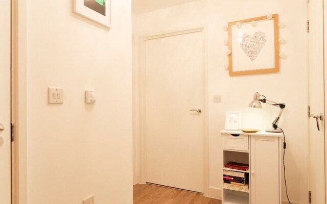 Cozy, Modern 1BR Brixton Flat For 5