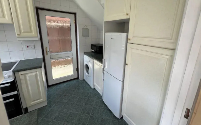 3-bed House Sleeps 5 - Smart Tv - Free Parking