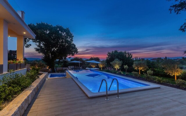 Villa Roko with Pool and Sauna