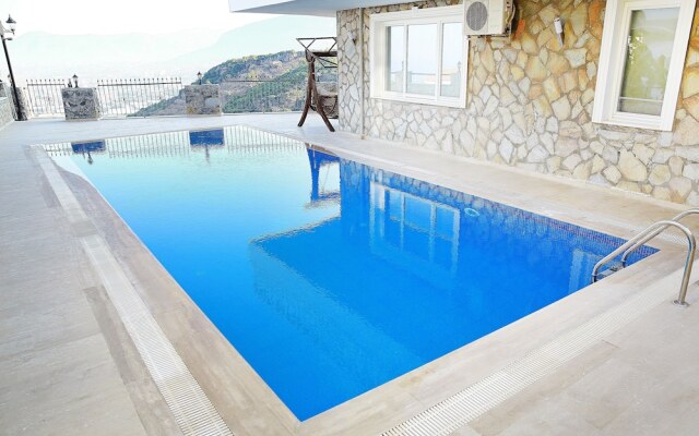 5 Bedroom Villa With Private Pool