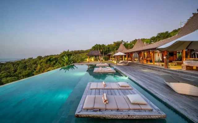 Palatial Wooden Villa, 4br, Lovina