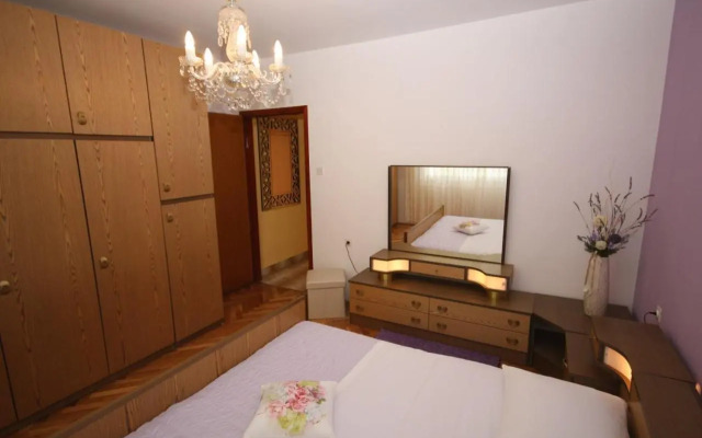 Two bedroom apartment, nice neighborhood, free parking, WiFi